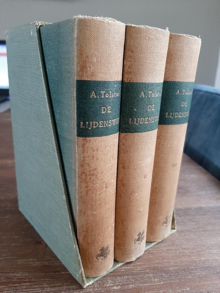 Alexej Tolstoi (Tolstoj) - De Lijdensweg - 1952 - 3 delen, Boeken, Literatuur, Gelezen, Amerika, Ophalen of Verzenden