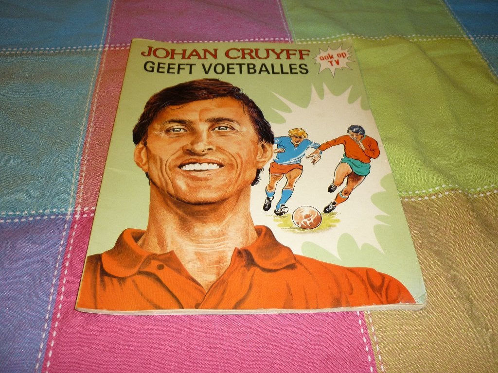 Johan Cruijff Geeft Voetballes boek in zeer goede staat, Ophalen of Verzenden, Zo goed als nieuw, Ajax, Boek of Tijdschrift