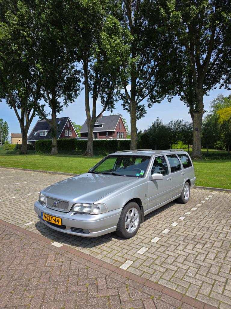 Volvo V70 2.5 AUT 1999 Grijs, Auto's, Stationwagon, Particulier, 1600 kg, Metallic lak