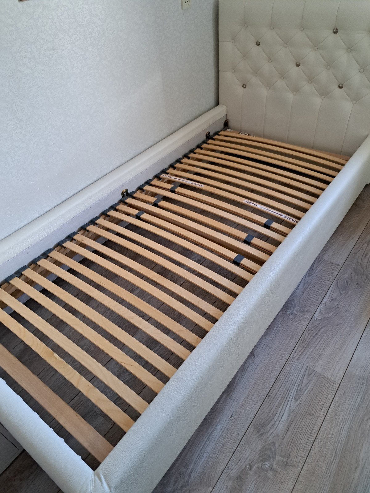 Eenpersoonsbed met lattenbodem - Wit, zo goed als nieuw, 90 cm, Eenpersoons, Wit, Ophalen of Verzenden