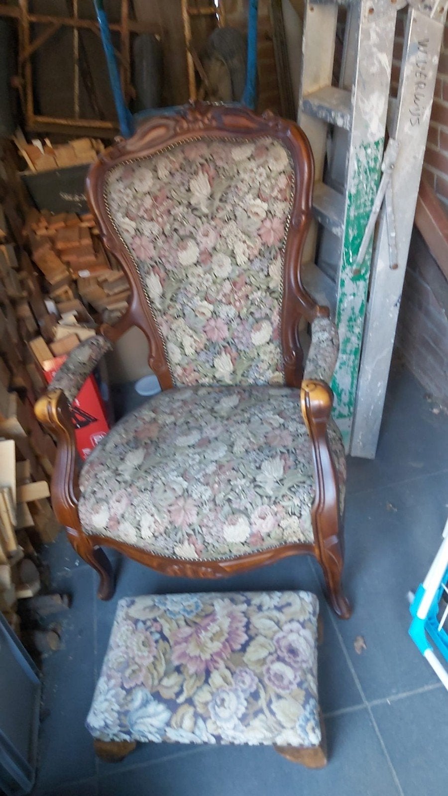 Vintage Queen Ann stoel met bloemenprint en voetenbankje, Antiek en Kunst, Ophalen