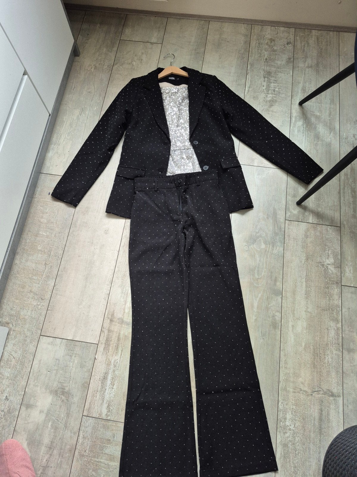 Zwart pak met glitterdetails en zilveren top, Ophalen of Verzenden, Zo goed als nieuw, Meisje