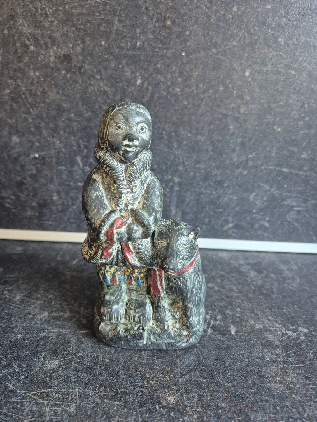 Vintage beeldje van een Inuit-meisje en hond, Ophalen of Verzenden, Gebruikt