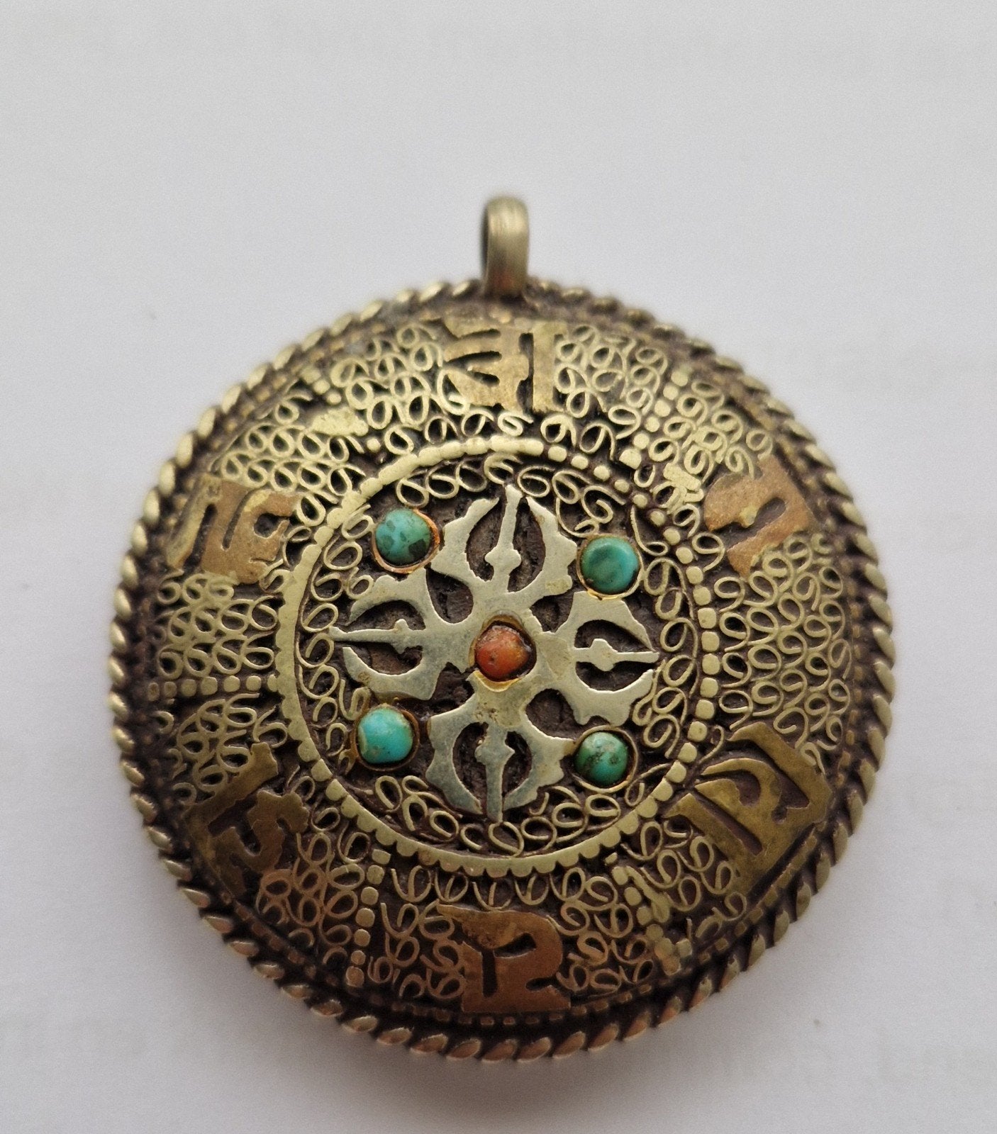 Tibetaanse amulet hanger, zilver met koper, turkoois, koraal, Sieraden, Tassen en Uiterlijk, Kettinghangers, Gebruikt, Ophalen of Verzenden
