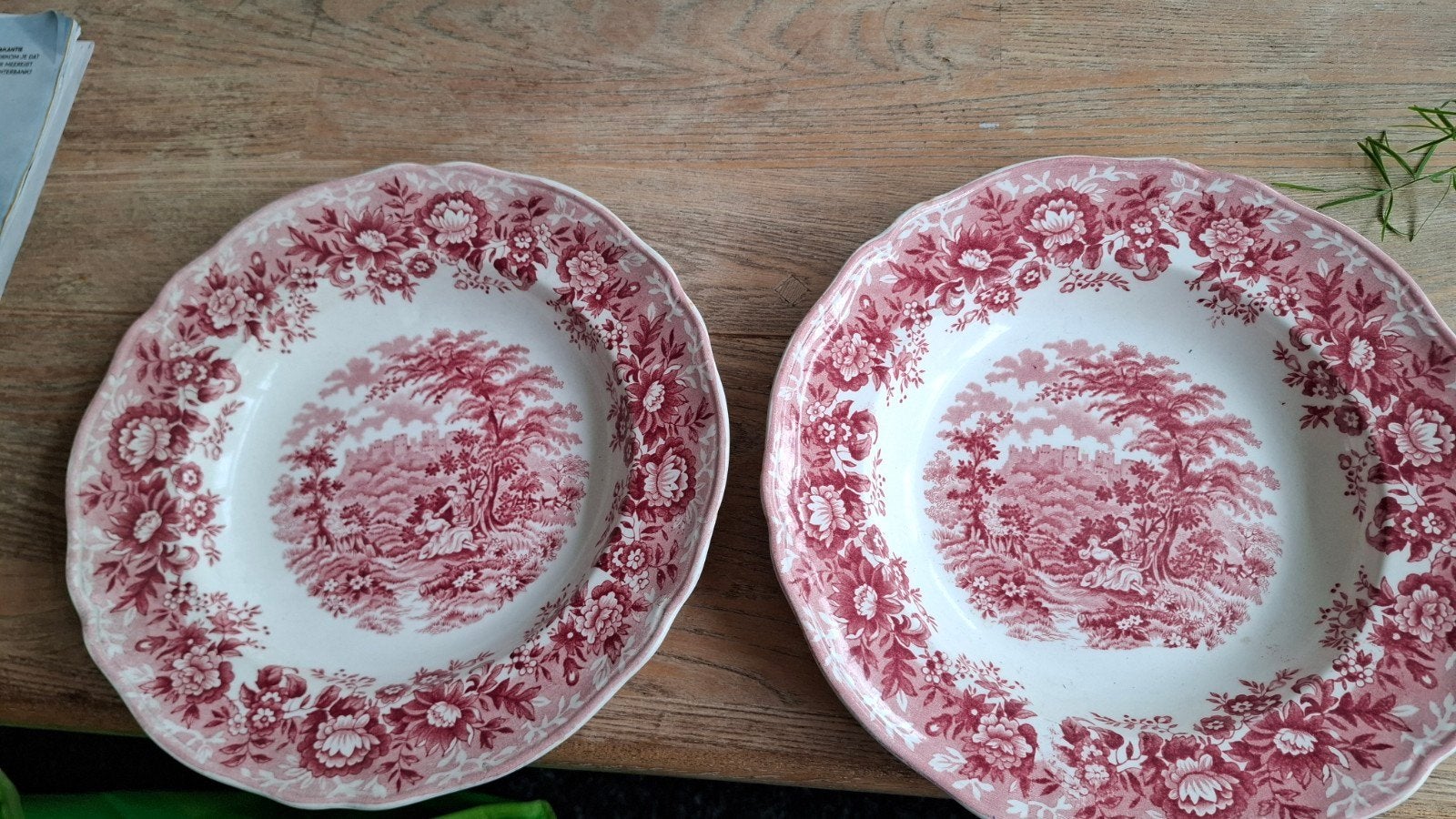 2 roze diepe borden 25cm staffordshire england romance meaki, Antiek en Kunst, Antiek | Servies los, Ophalen of Verzenden