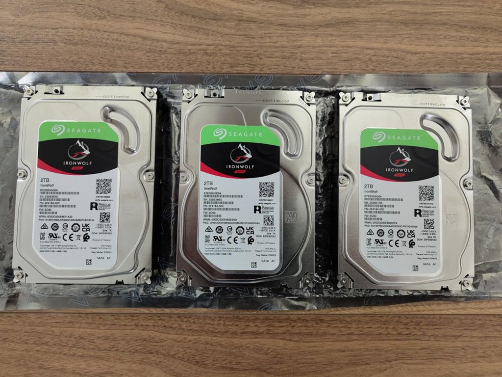 3x Seagate IronWolf 2TB (241uur), Computers en Software, Harde schijven, Zo goed als nieuw, Intern, HDD, SATA, Ophalen