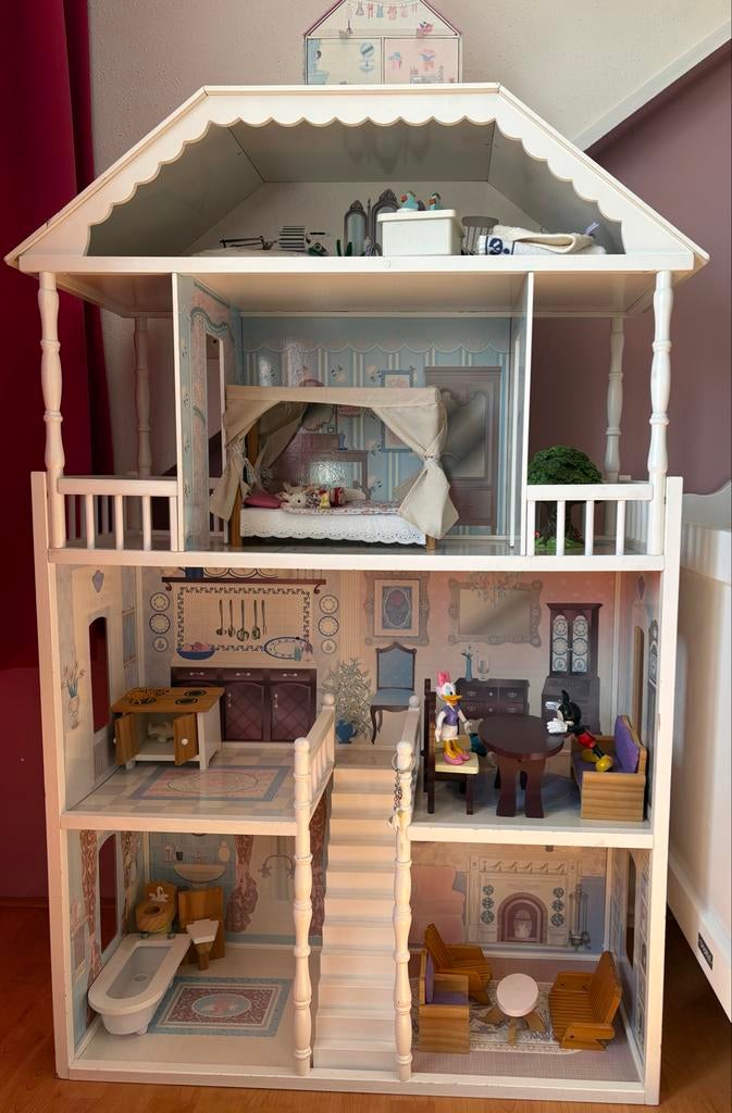 Groot en gezellig houten poppenhuis met meubels en poppen, Kinderen en Baby's, Speelgoed | Poppenhuizen, Ophalen, Zo goed als nieuw