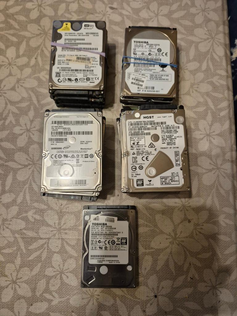 Te koop 24 x 2,5 Inch Sata Harddisken, Computers en Software, Harde schijven, Ophalen, Intern, Gebruikt, Laptop