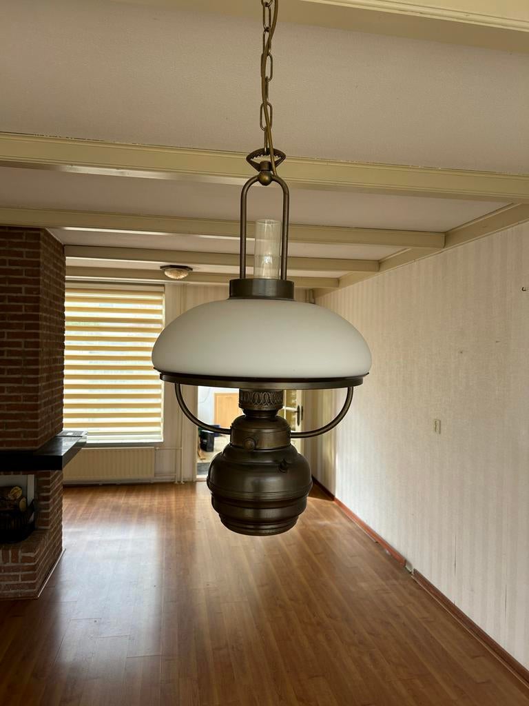 Vintage hanglamp met opaline kap - Olie-look, Gebruikt, 50 tot 75 cm, Ophalen of Verzenden, Metaal