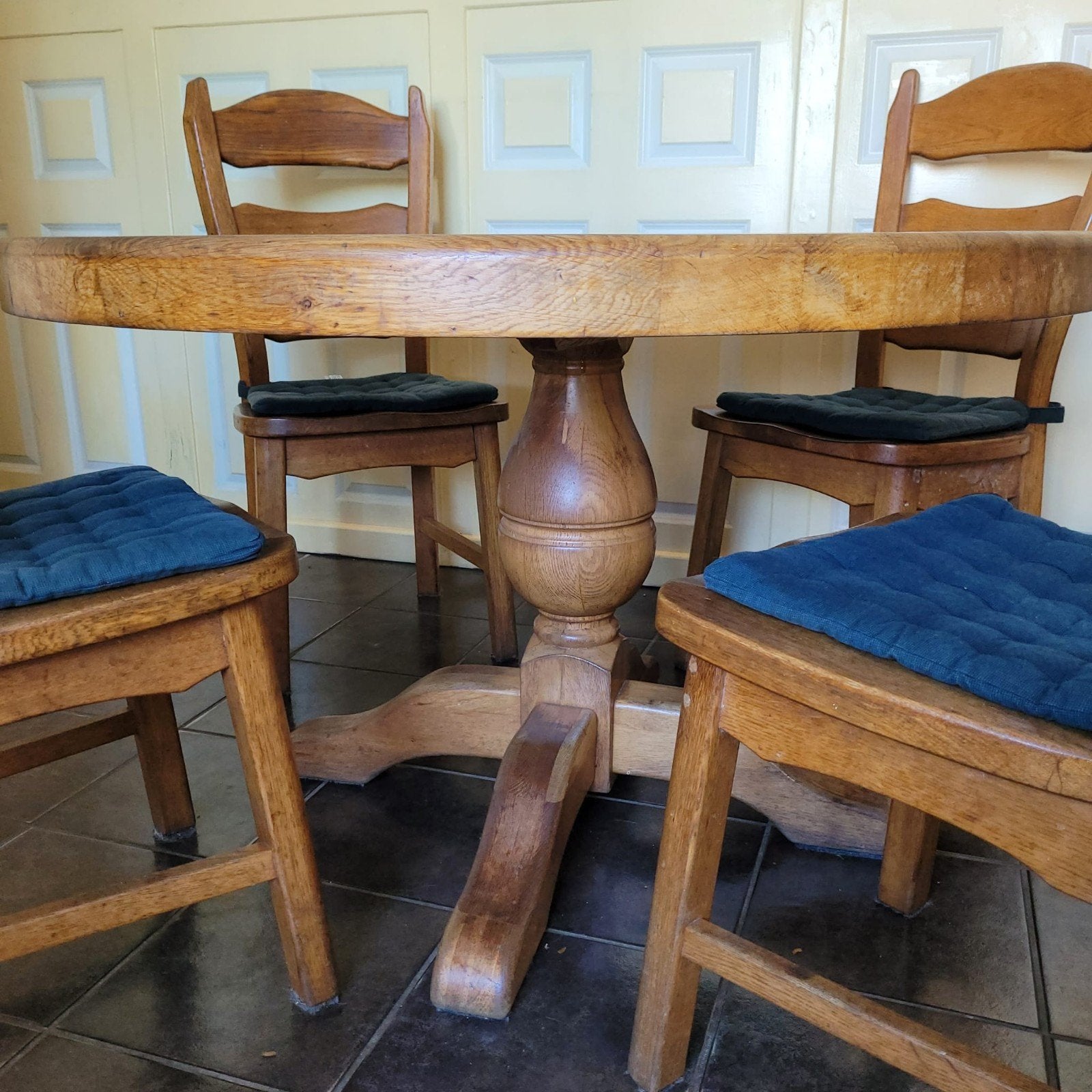 Eikenhouten ronde eettafel met 4 stoelen, Huis en Inrichting, Tafels | Eettafels, Ophalen, Gebruikt, 100 tot 150 cm, 100 tot 150 cm