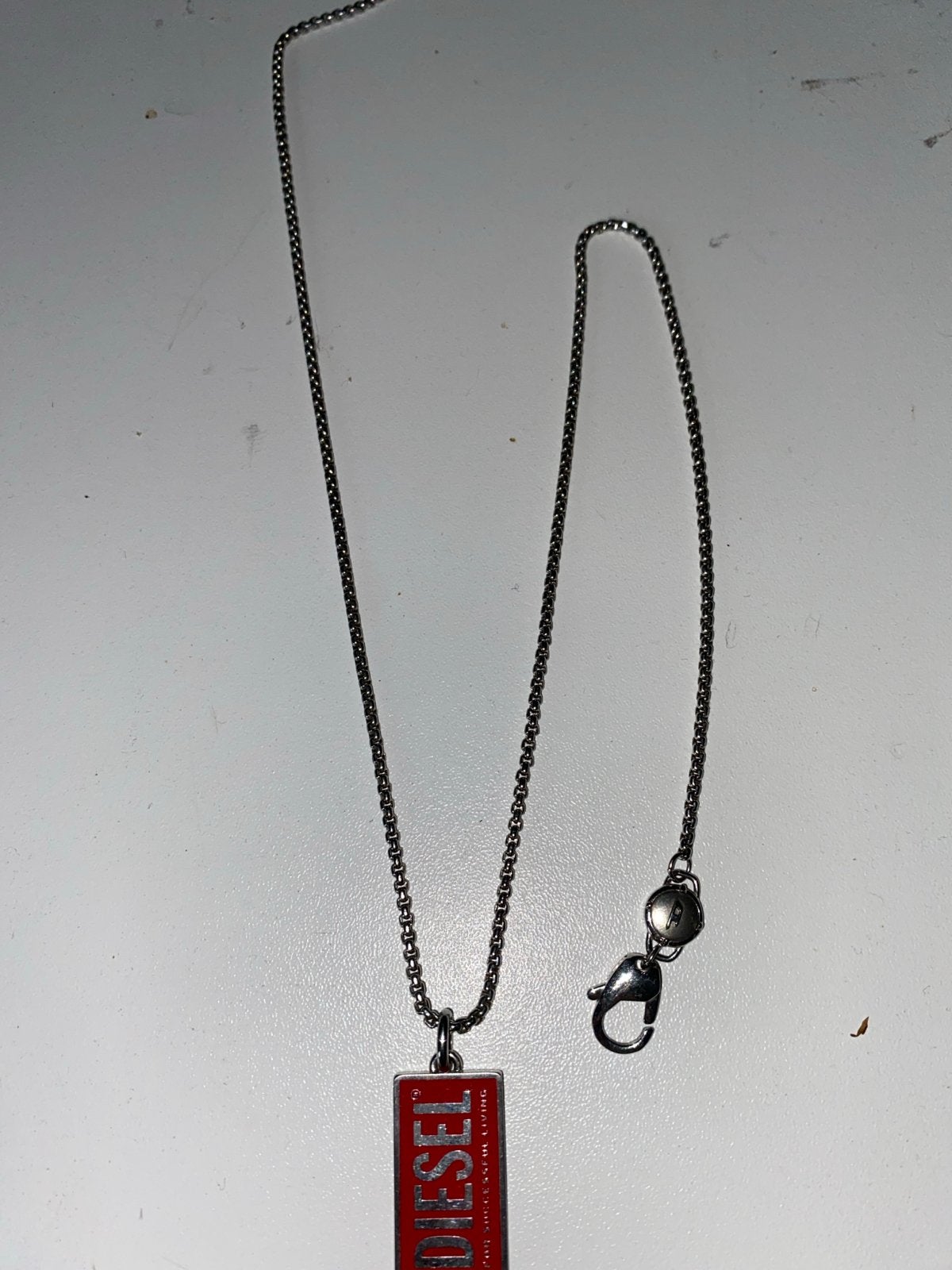 Diesel ketting met rode hanger, Gebruikt, Ophalen of Verzenden, Zilver, Overige materialen