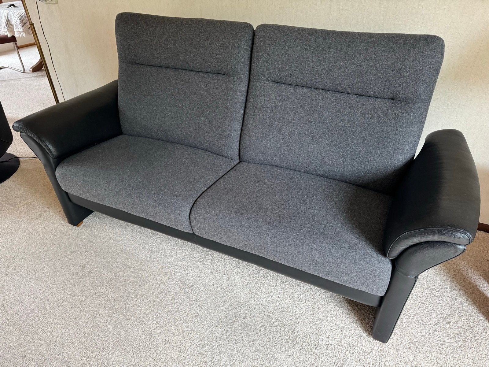 Prominent Comfortabele 2-zitsbank - Grijs stof en zwart leer, Ophalen, Gebruikt, 150 tot 200 cm, Tweepersoons