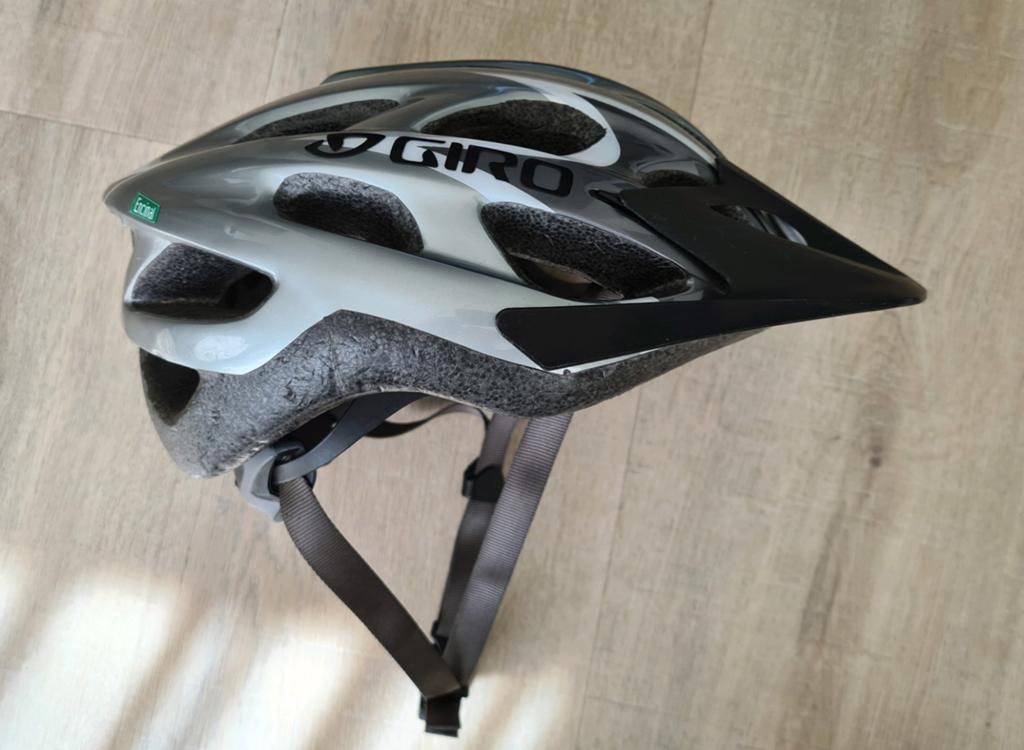 Stoere Giro MTB fietshelm - Perfect voor avontuurlijke ritte, Fietsen en Brommers, Fietsaccessoires | Fietshelmen, Gebruikt, Heer