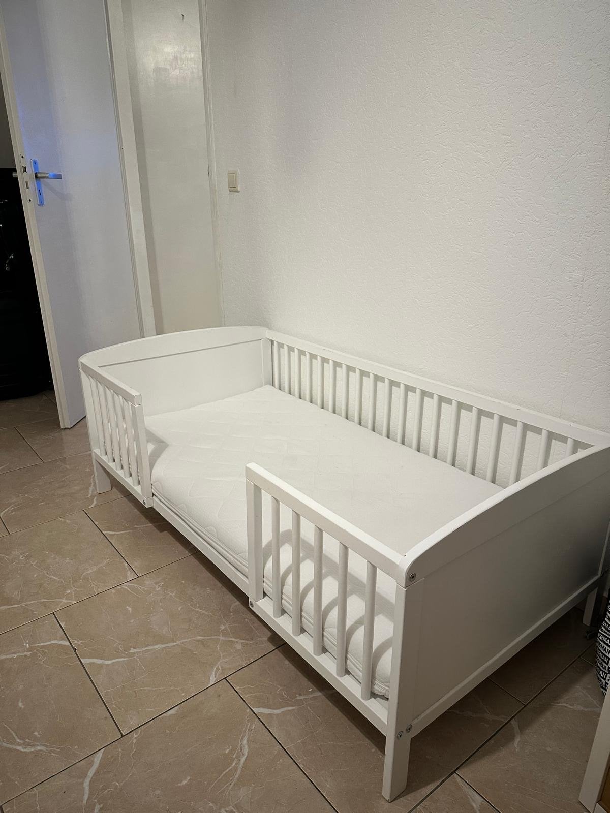 Wit Peuterbed met Matras, Lattenbodem en lade, Huis en Inrichting, Ophalen, Gebruikt, Wit, 190 cm of minder