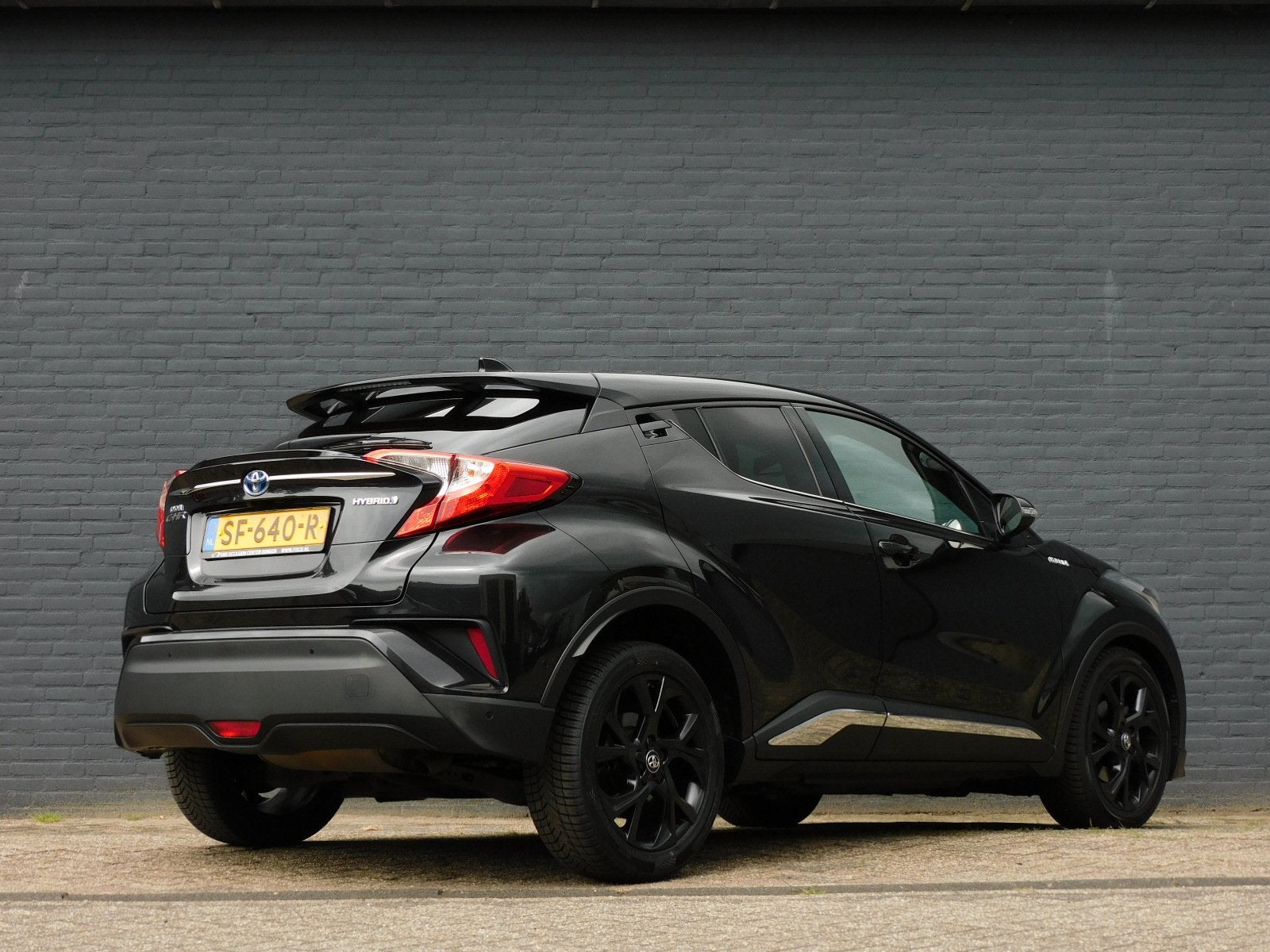 Toyota C-HR 1.8 Hybrid Black Edition TOPSTAAT! CAMERA! LEER!, 4 cilinders, Zwart, 26 km/l, Hybride Elektrisch/Benzine