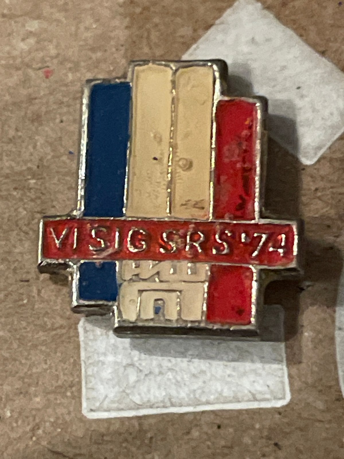 Vintage VISIG SRS '74 Speldje - Rood, Wit, Blauw, Verzamelen, Ophalen of Verzenden, Gebruikt, Overige onderwerpen, Speldje of Pin