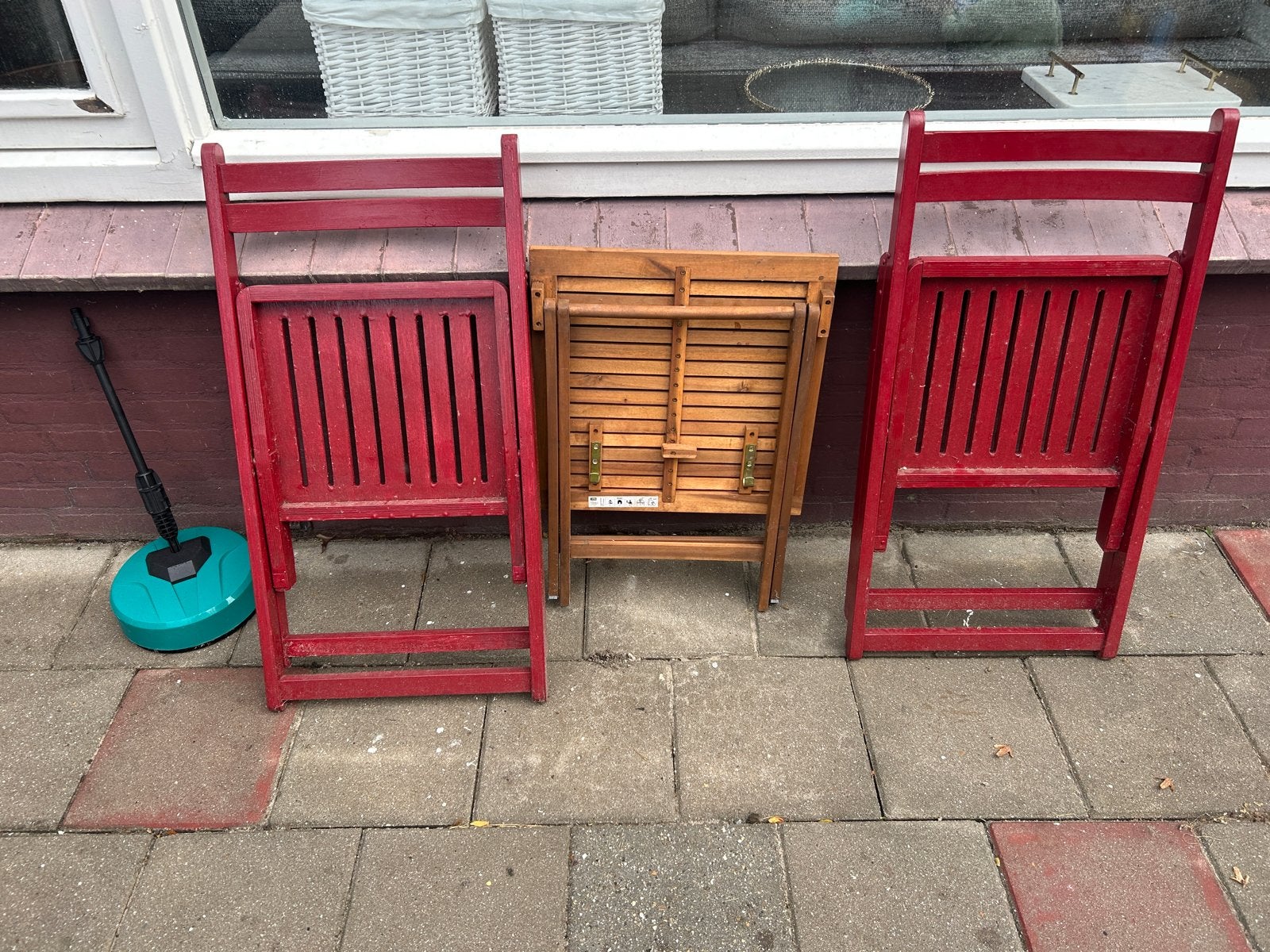 Twee rode inklapbare stoelen met bijzettafel, Tuin en Terras, Ophalen of Verzenden, Gebruikt, Hout, Inklapbaar