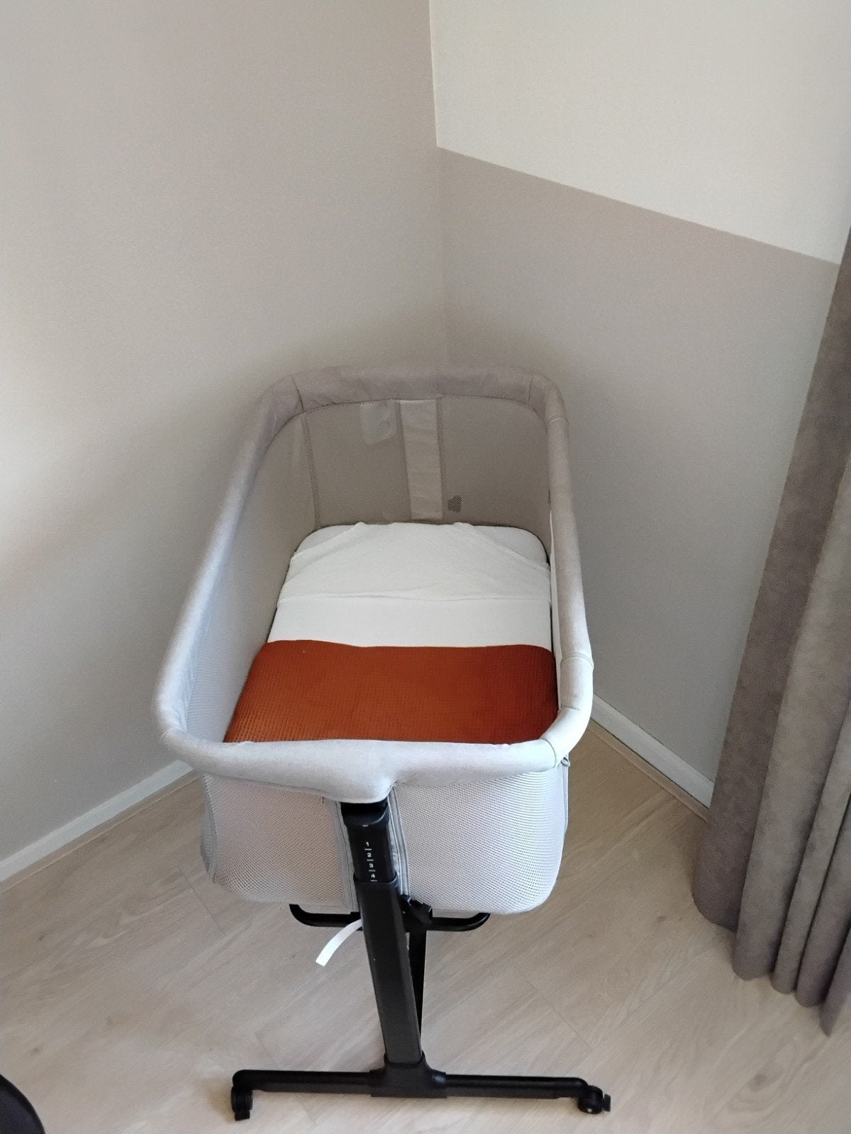 Novi baby Amy air+ cosleeper, Kinderen en Baby's, Babywiegjes en Ledikanten, Ophalen, Zo goed als nieuw, Overige typen