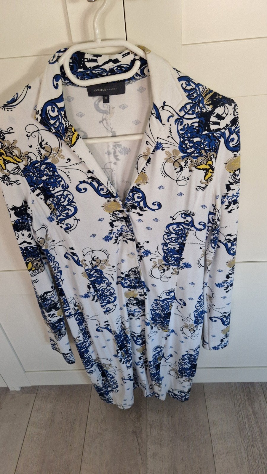 College Classic Jasje met Blauw/Goud Patroon Maat M, Kleding | Dames, Maat 38/40 (M), Meerkleurig, College Classic, Ophalen of Verzenden