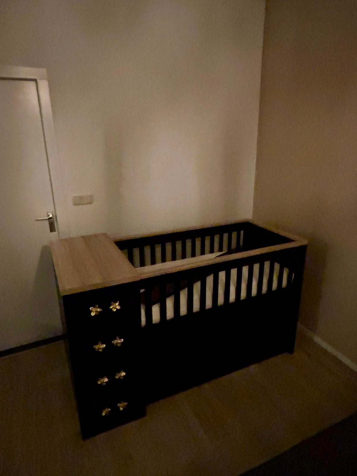 Babyledikant & commode in één - zwart/hout, Ophalen, Zo goed als nieuw, Ledikant