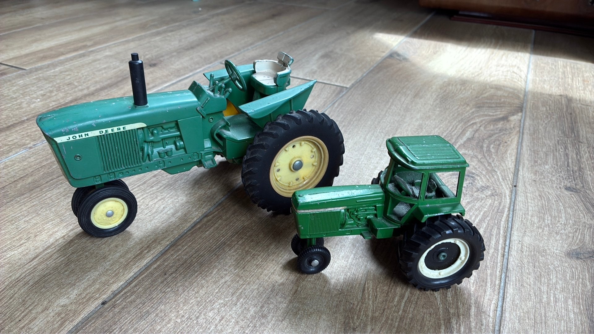 2 oude metalen john deere trekkers van Ertl, Ophalen of Verzenden, Gebruikt, Tractor of Landbouw