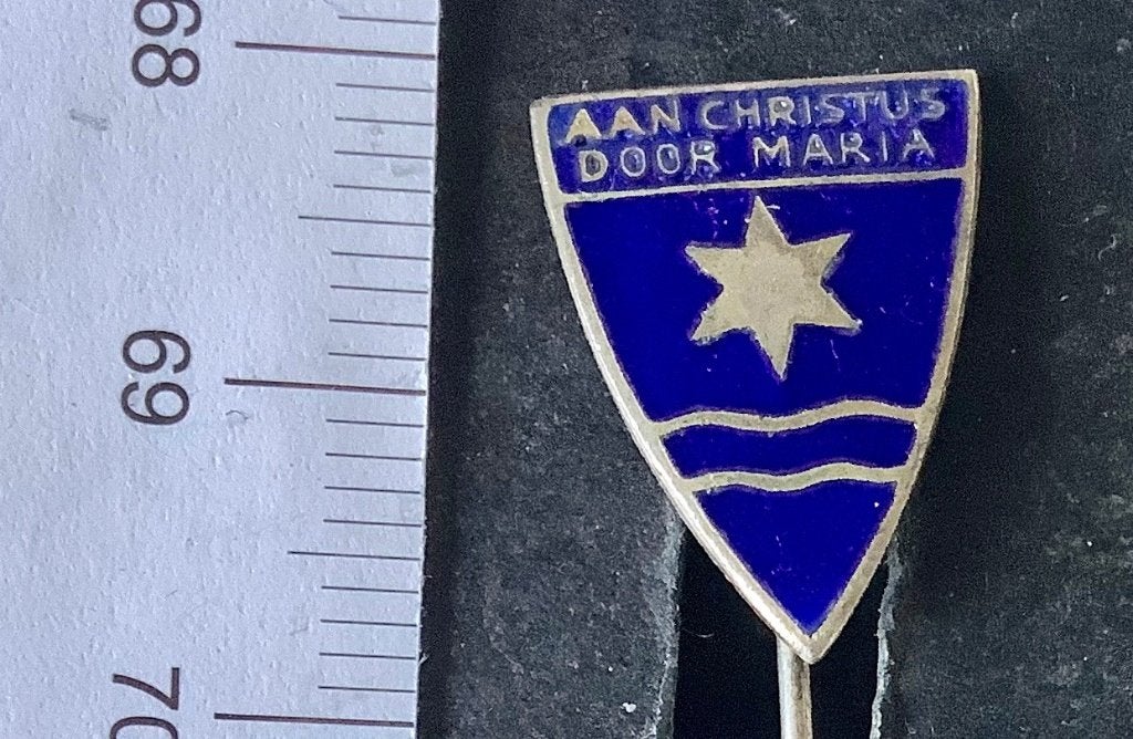 speld, emaille, Aan Christus door Maria (AR, Ophalen of Verzenden, Gebruikt, Overige onderwerpen, Speldje of Pin