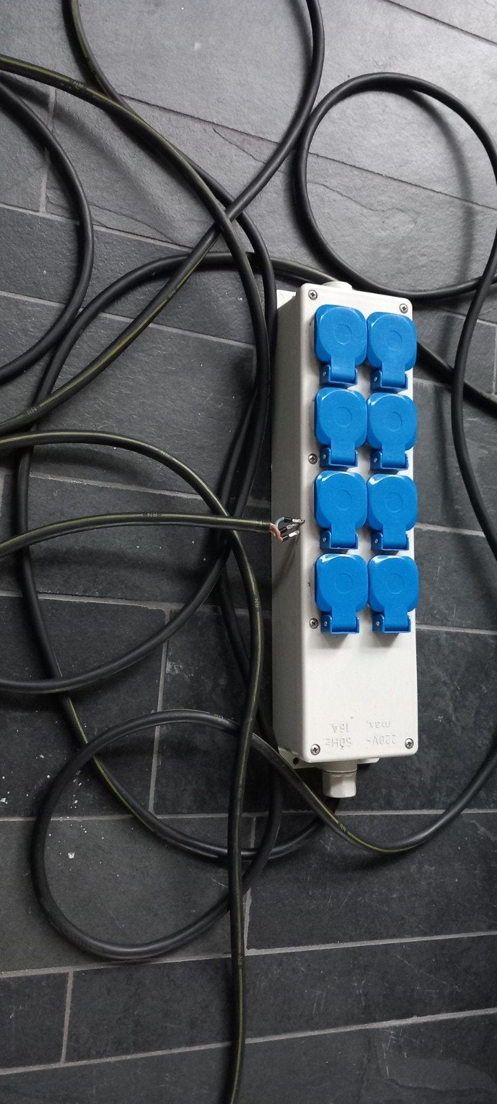 Stekkerdoos met 8 stopcontacten en 8,5 meter lange kabel, Ophalen of Verzenden, Zo goed als nieuw, Overige merken, Stekkerdoos