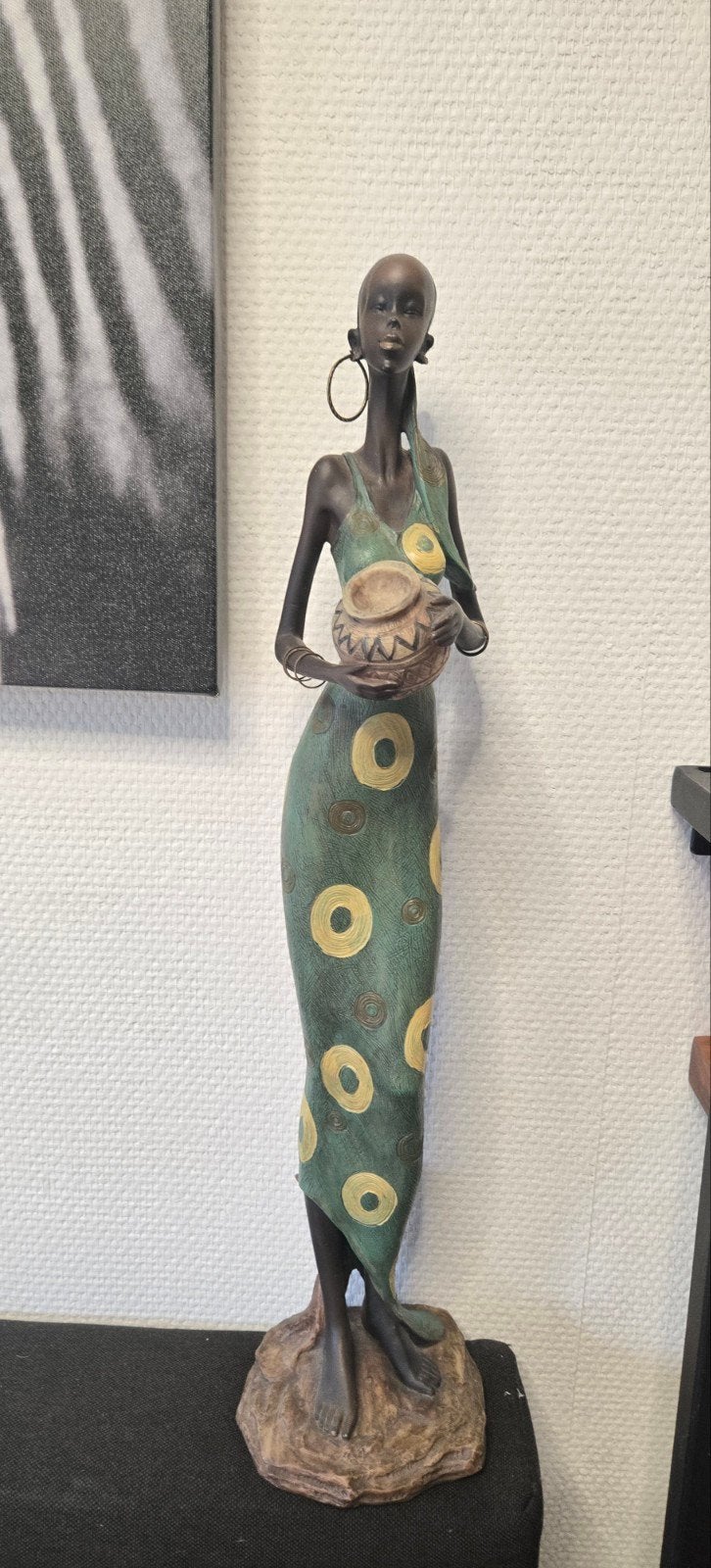 Decoratieve Afrikaanse Sculptuur, Vrouw met kruik, Antiek en Kunst, Ophalen of Verzenden, Beeld, 50 - 100 cm, Vrouw