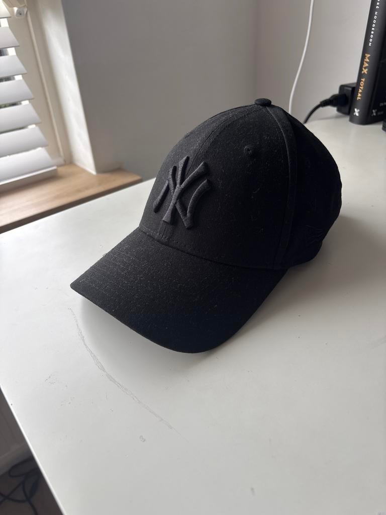 New Era NY Yankees Pet Zwart - Zo goed als nieuw, Ophalen of Verzenden, Zo goed als nieuw, One size fits all, Pet