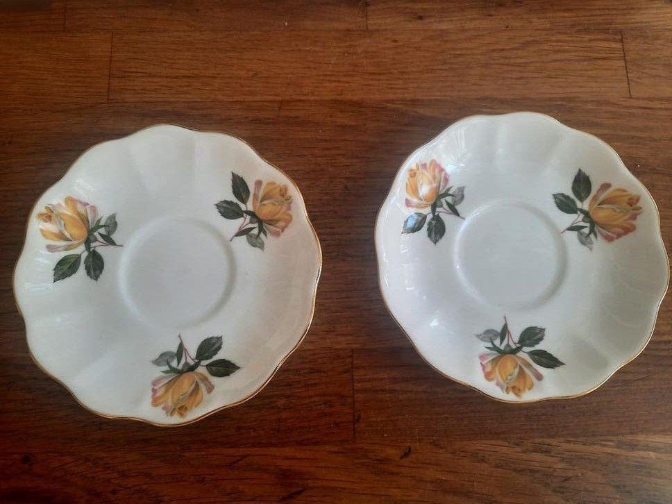 2 Royal Ascot "Yellow Rose" schoteltjes., Ophalen of Verzenden