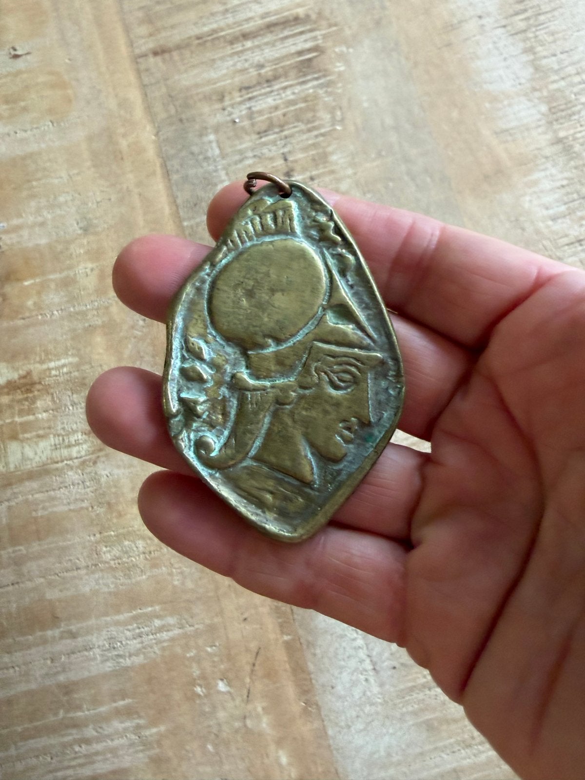 Vintage metalen Hanger met Mythologische Afbeeldingen, Antiek en Kunst, Antiek | Koper en Brons, Ophalen of Verzenden, Brons