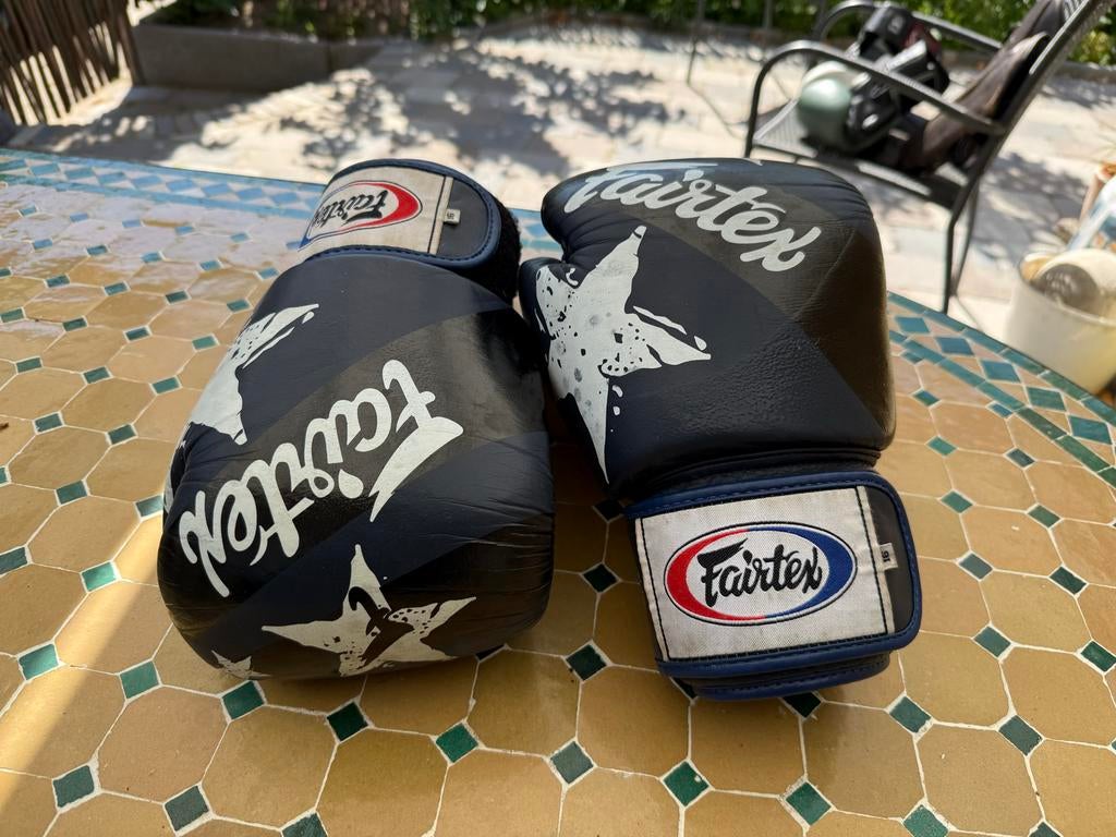 Fairtex BGV1 Nation Print Bokshandschoenen 16 oz Blauw Leer, Ophalen of Verzenden, Zo goed als nieuw, Bokshandschoenen
