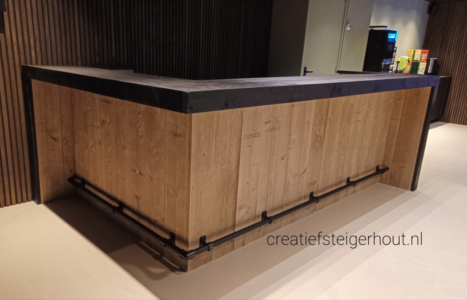 Hoekbar met zwarte buizen zwart barblad l vorm steigerhout, Huis en Inrichting, Barren, Verzenden, Nieuw
