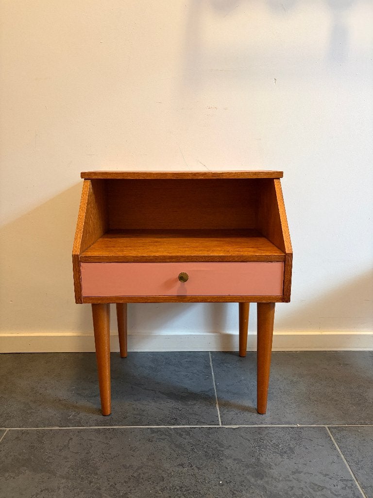 Nachtkastje/bijzetkastje  met roze lade, Huis en Inrichting, Ophalen, Gebruikt, Minder dan 45 cm, 55 tot 70 cm