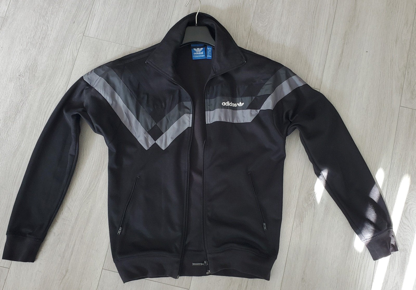 Nieuwe Adidas jacket maat M, Ophalen, Maat 48/50 (M), Zwart, Nieuw