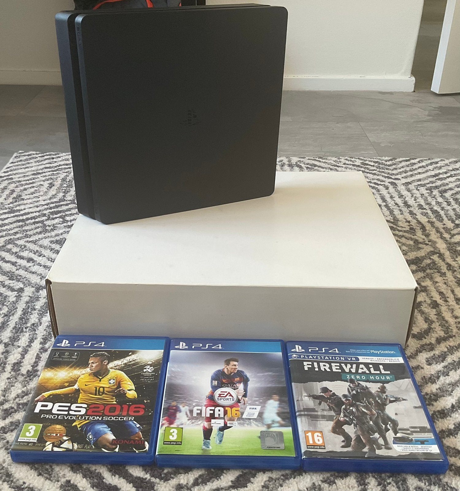 Ps4 slim met 2 controllers, 3 games, doos en kabels, Ophalen, Zo goed als nieuw, Met 2 controllers, Slim