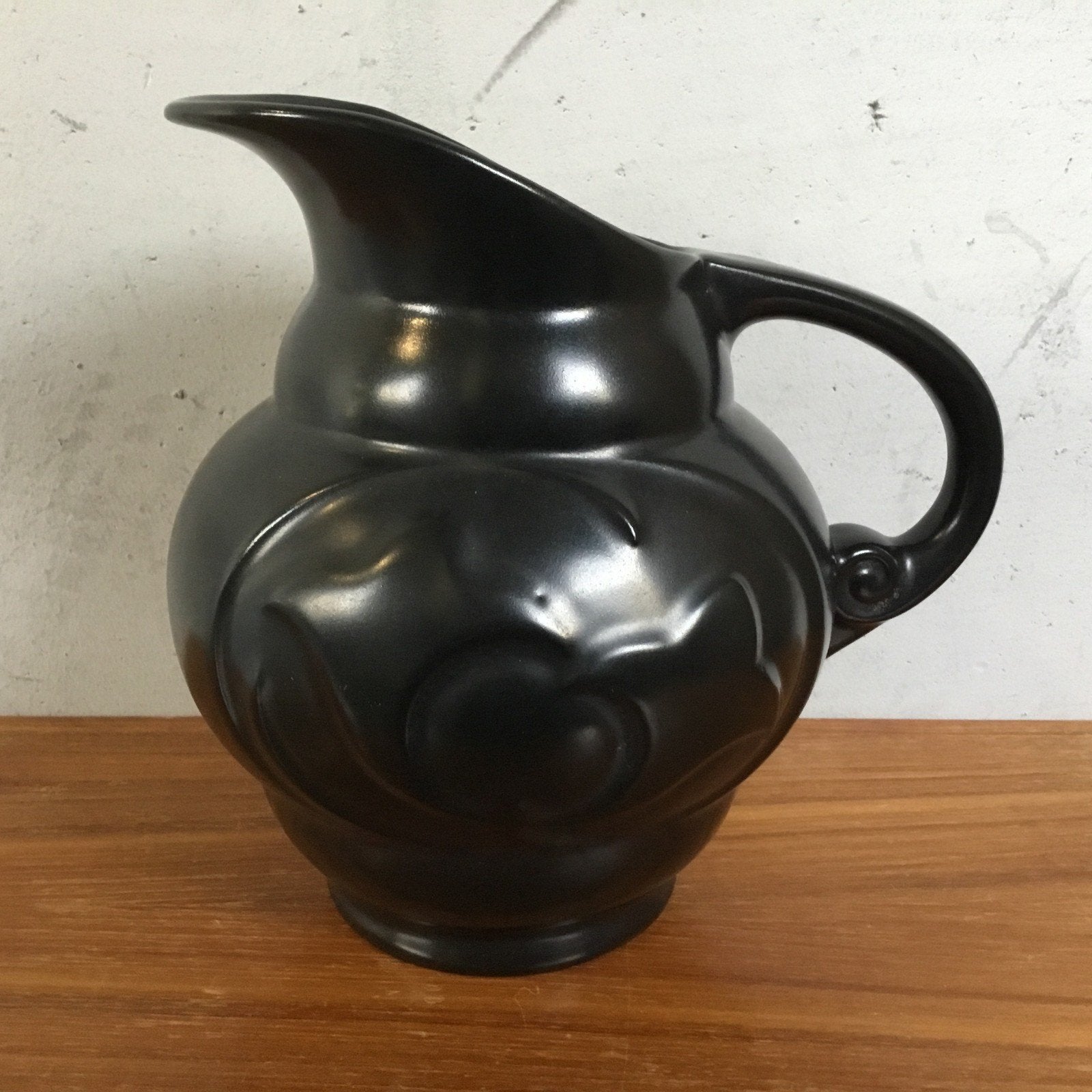 Art Deco zwarte plateel snavelvaas Royal Mosa jaren 30, Zwart, Ophalen of Verzenden, Zo goed als nieuw, 20 cm