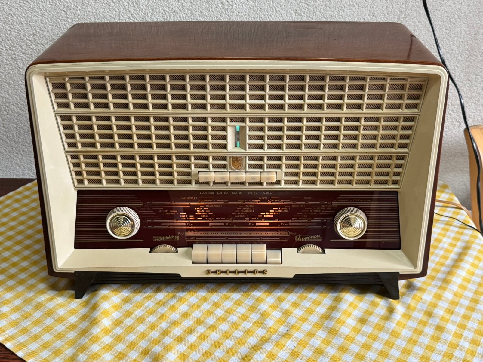 Oude lampenradio philips vaste pr ophalen, Ophalen
