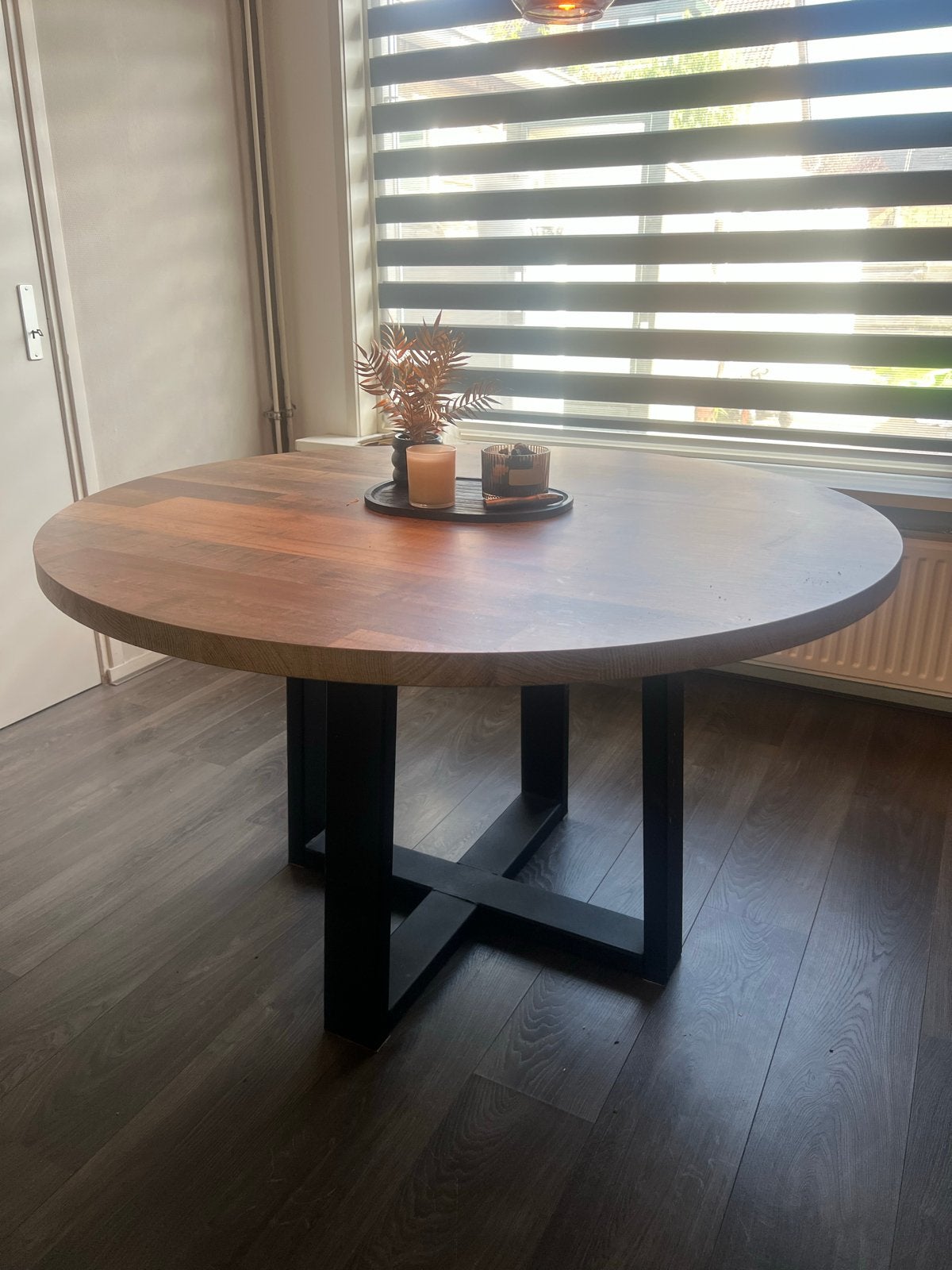 Mooie mango tafel 130cm met klein krasje, Ophalen, Gebruikt, 100 tot 150 cm, Rond