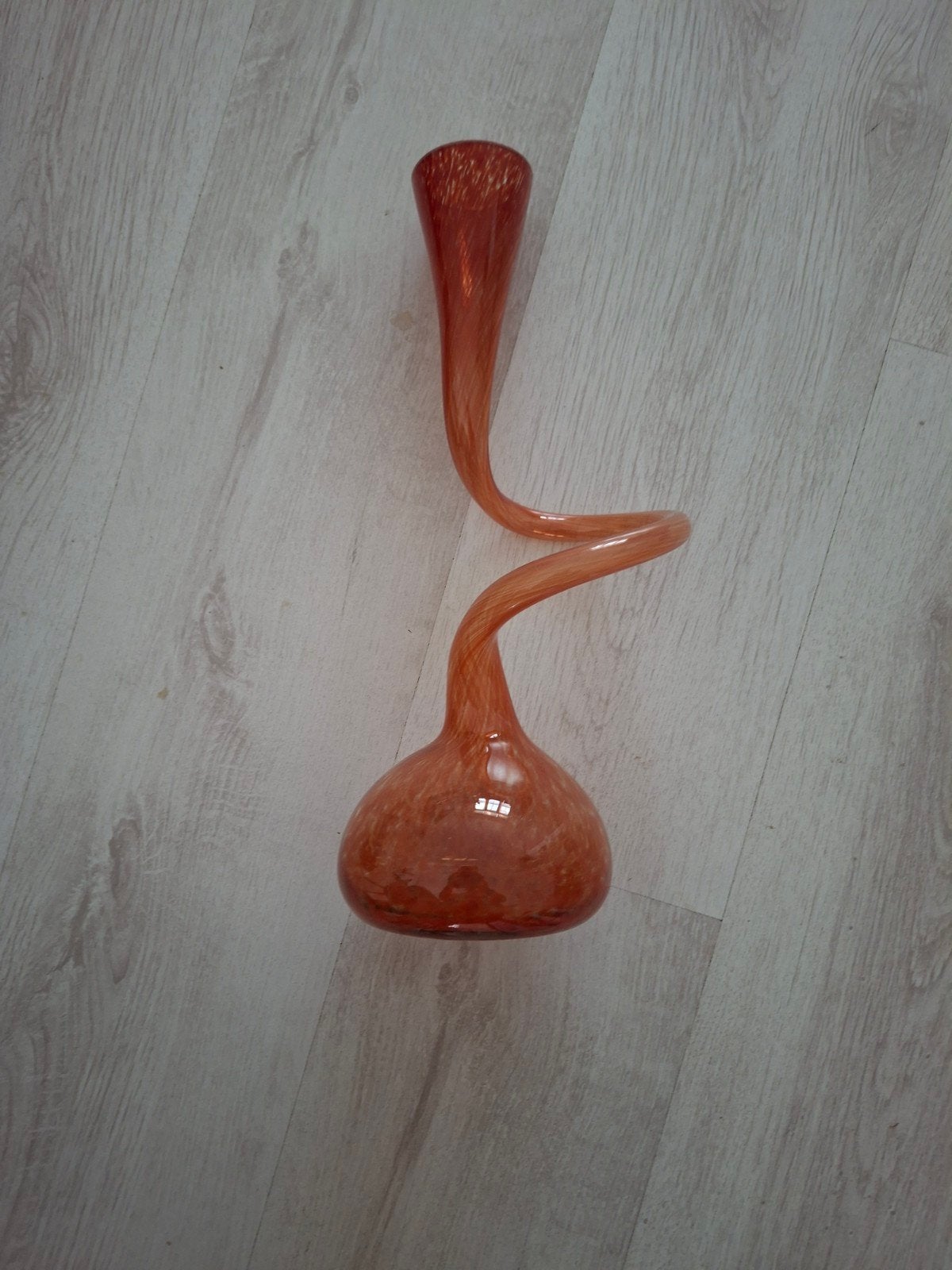 Unieke oranje glazen vaas, spiraalvormig design, Ophalen of Verzenden