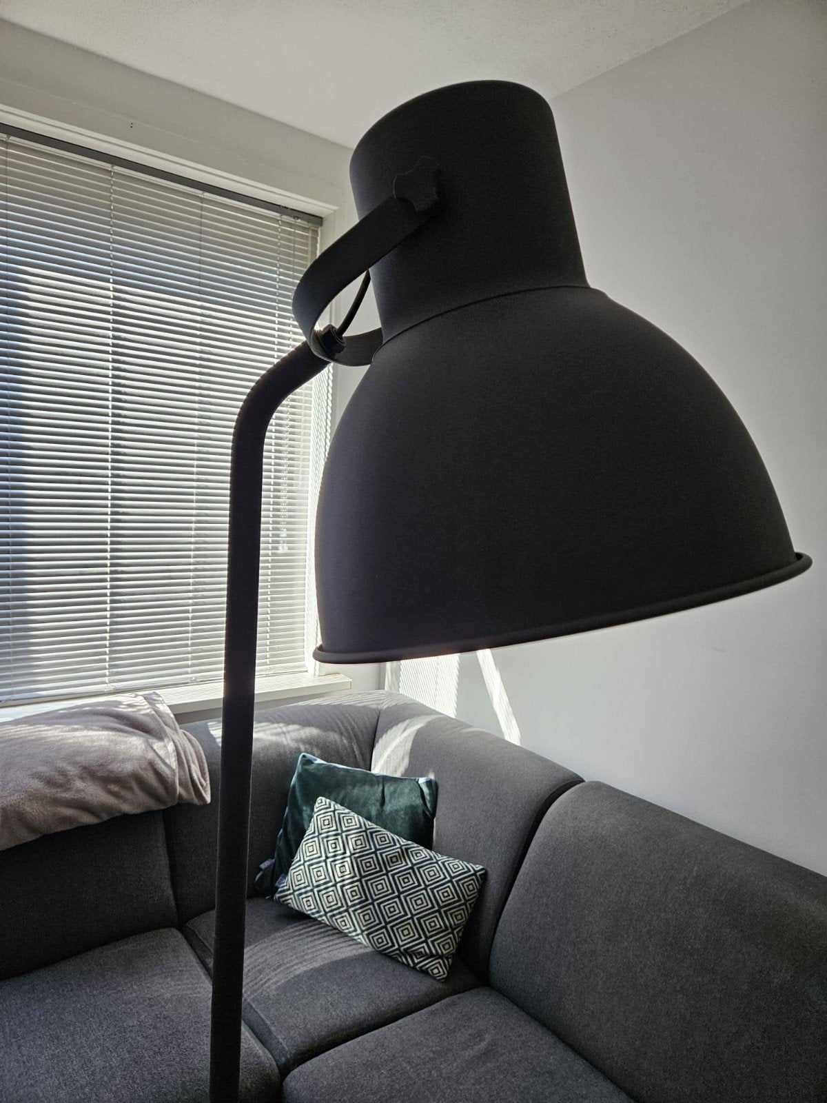 Moderne zwarte vloerlamp met grote kap, Ophalen, E27 (groot), Zo goed als nieuw, Metaal