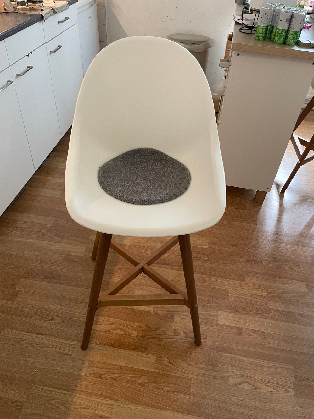 Witte barkruk met houten poten, 70cm hoog, Ophalen, 60 tot 90 cm, Zo goed als nieuw, Hout