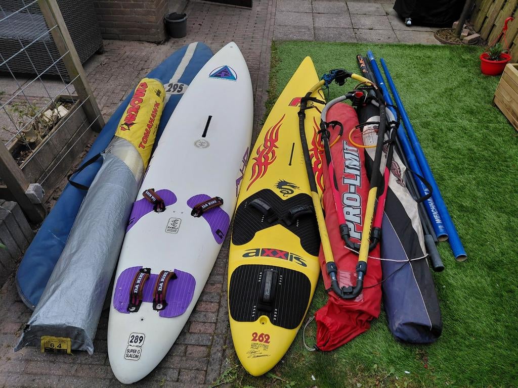 Complete windsurfset: 2 planken, 3 zeilen en toebehoren, Watersport en Boten, Windsurfen, Ophalen, Gebruikt, 250 tot 300 cm, Complete set