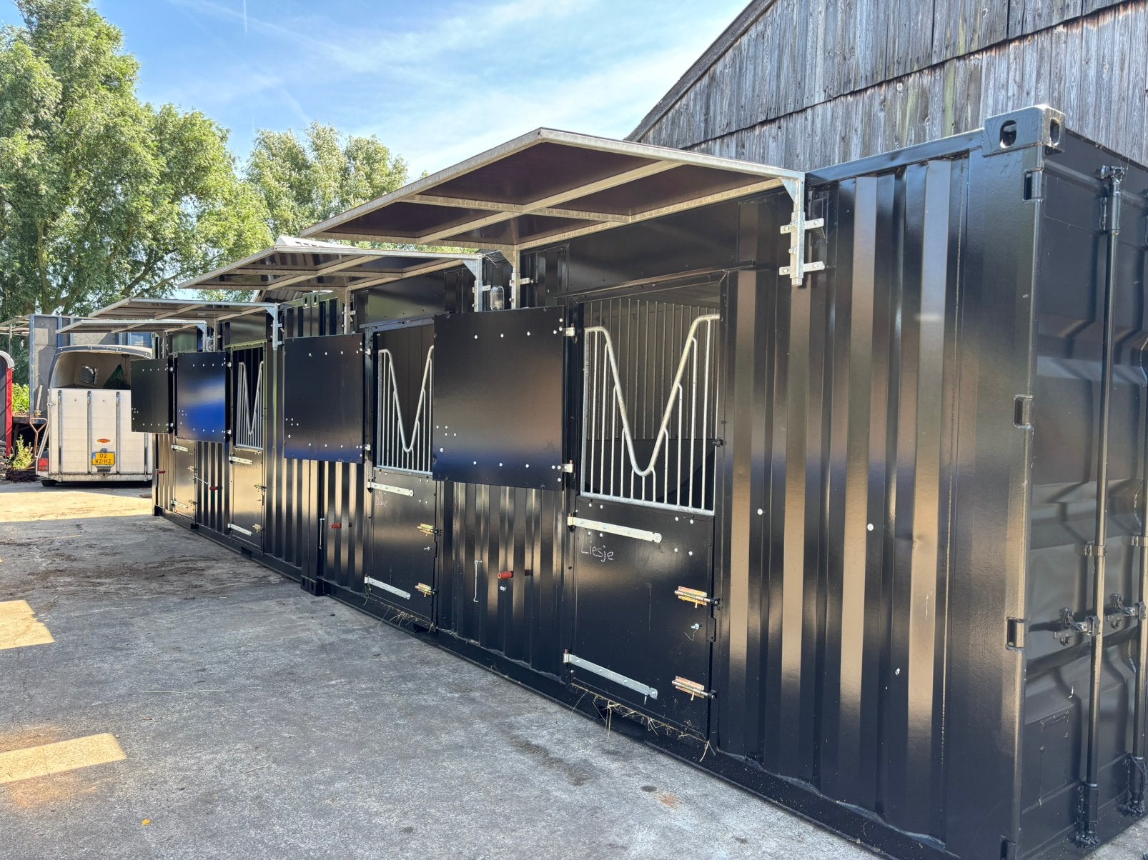 Stalcontainer, Stalling, 2 of 3 paarden of pony's