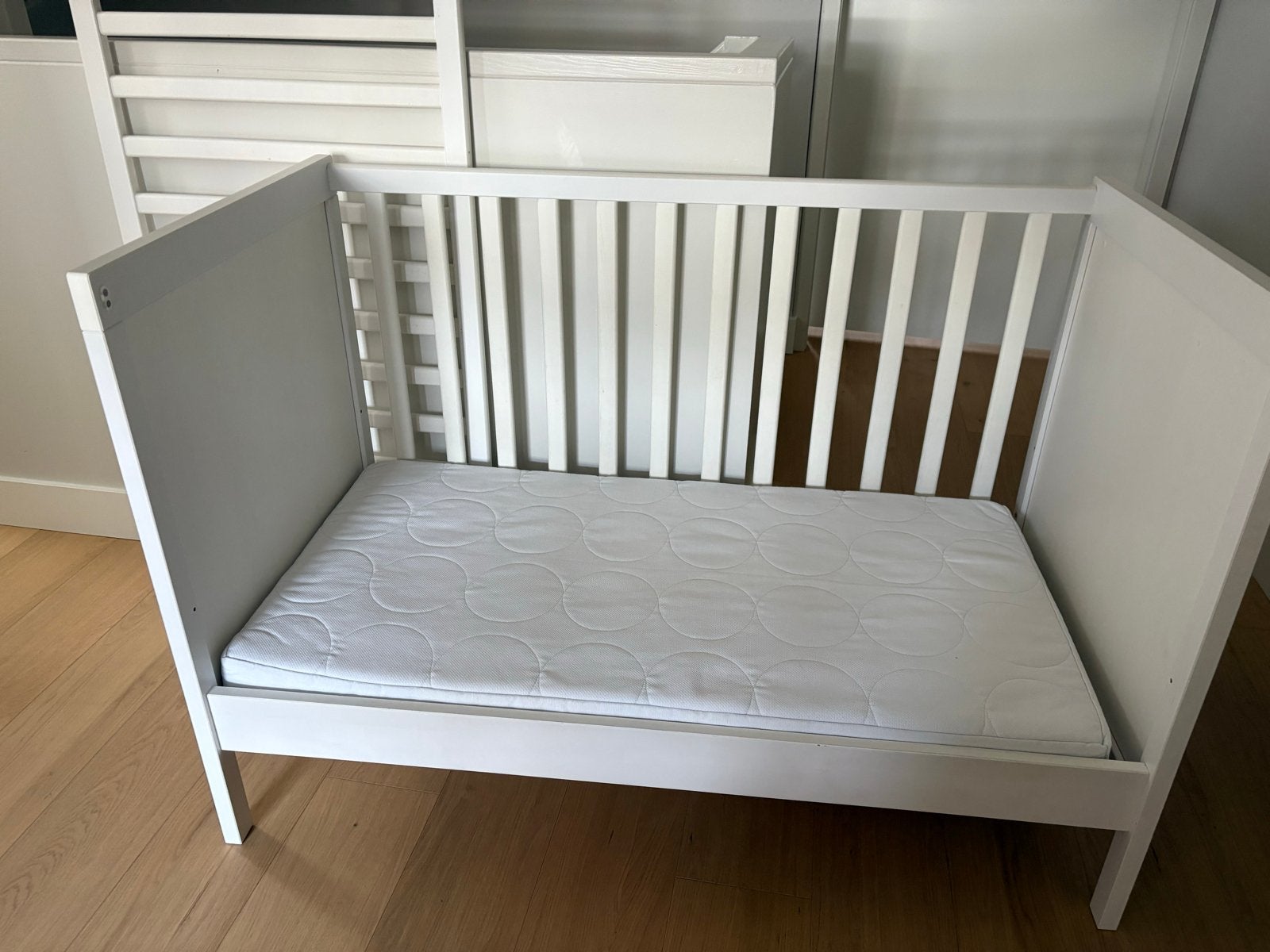 Wit ledikant met matras en hoeslakens, Ophalen, Gebruikt, Ledikant