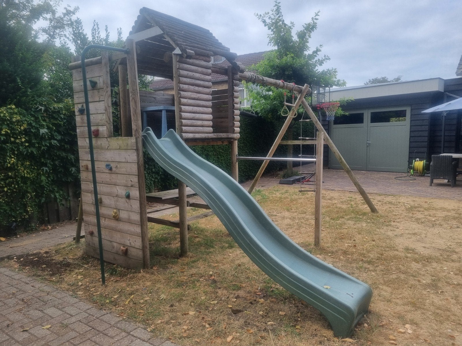 Speelhuisje met duikelrek, schommels en klimmuur, Ophalen, Gebruikt