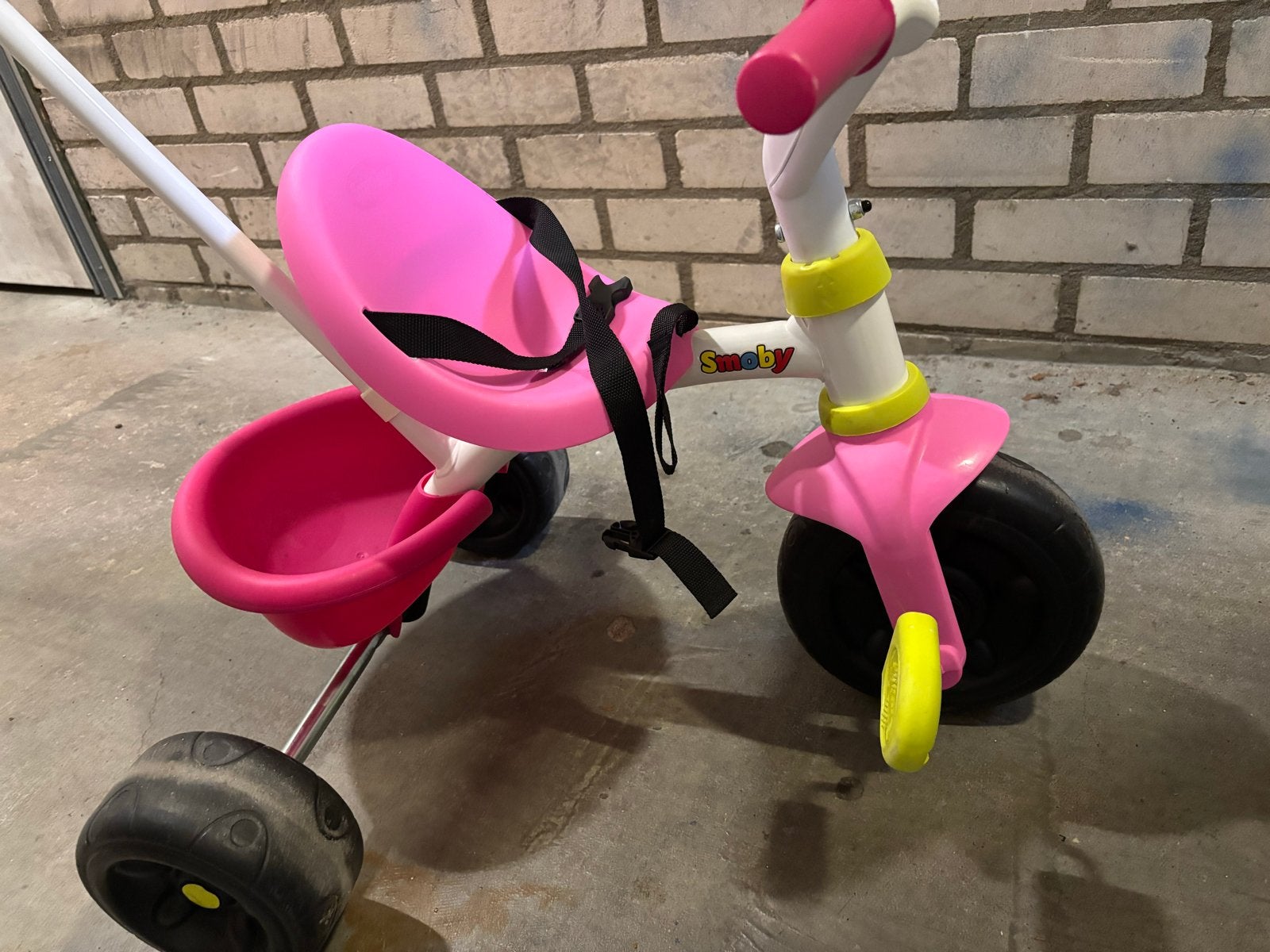 Smoby driewieler roze met duwstang en mandje, Ophalen, Zo goed als nieuw