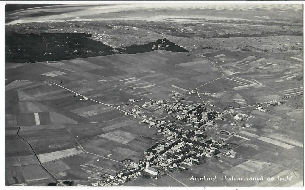 Ameland - Hollum vanuit de lucht, Verzenden, 1940 tot 1960, Gelopen, Waddeneilanden