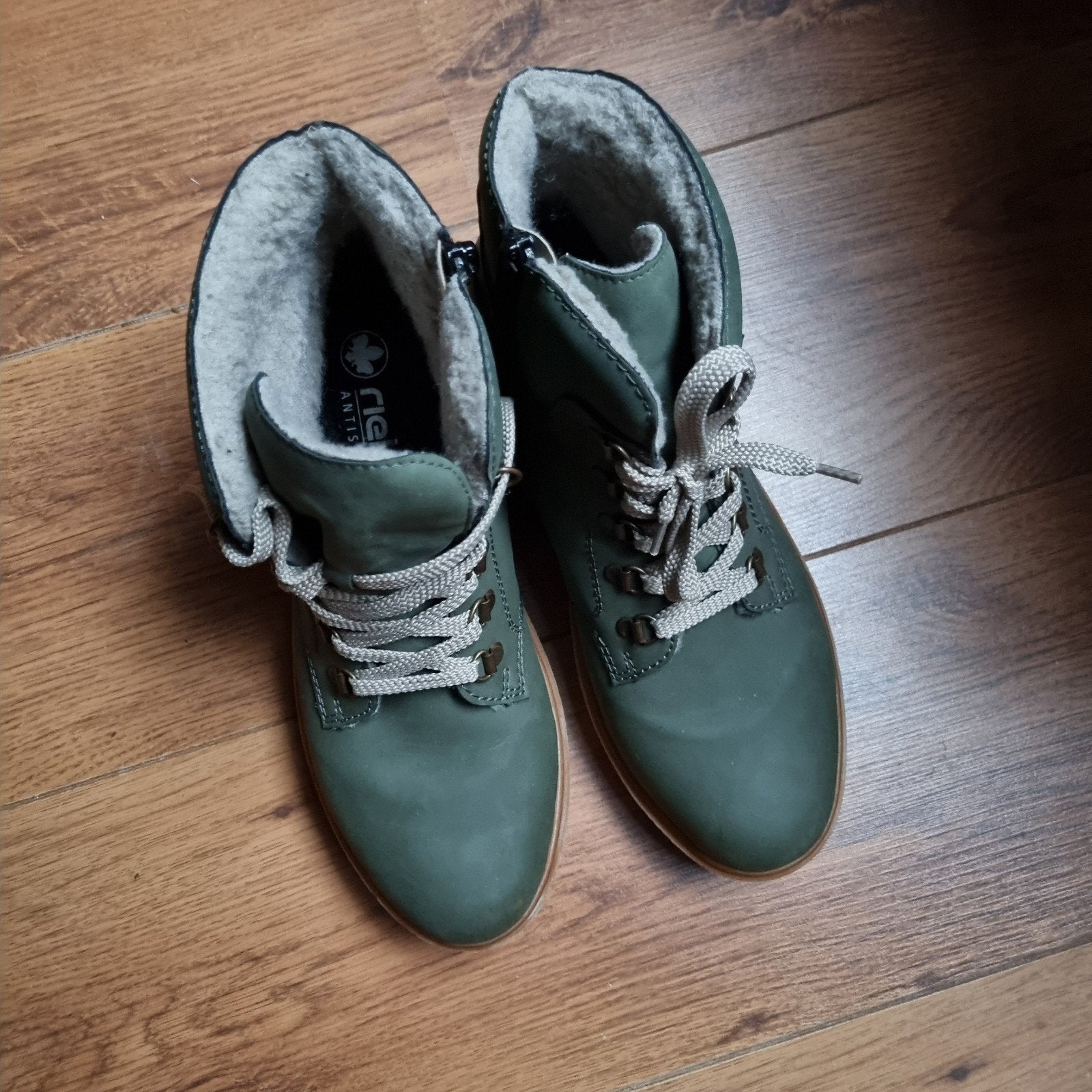 Zo goed als nieuwe groene Rieker boots mt 41 met bont, Lage of Enkellaarzen, Ophalen of Verzenden, Zo goed als nieuw, Groen