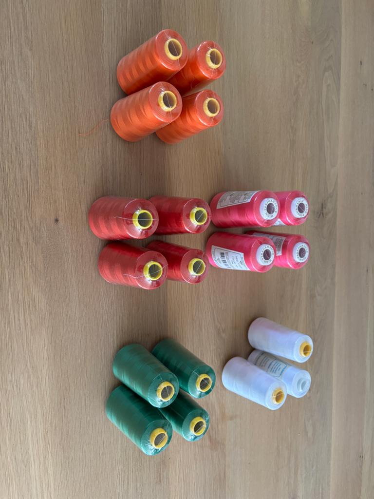 19 klossen ongebruikt lockgaren in diverse kleuren, Hobby en Vrije tijd, Ophalen of Verzenden, Nieuw, Garen of Naald(en)